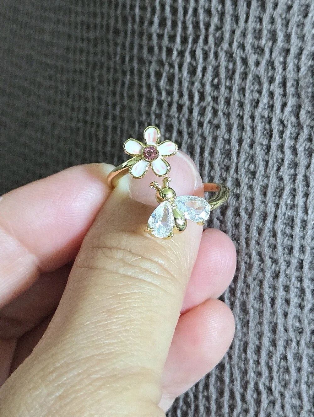 La Meno Flower🌸 and Bee🐝 Bypass Ring💍 - NIB - Picture 7 of 16